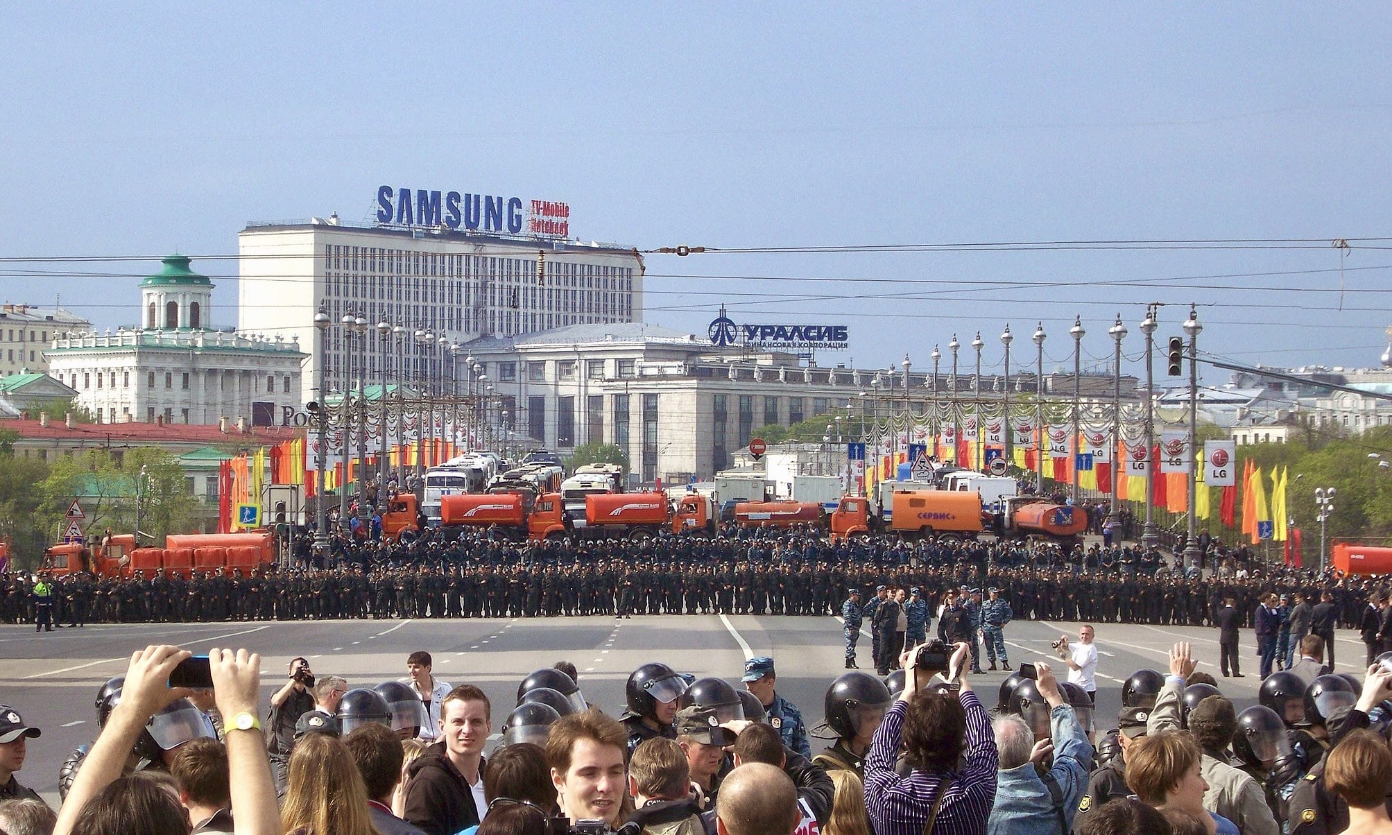 Полицейские кордоны на Большом Каменном мосту. Москва, 6 мая 2012 г.  (Общественное достояние)