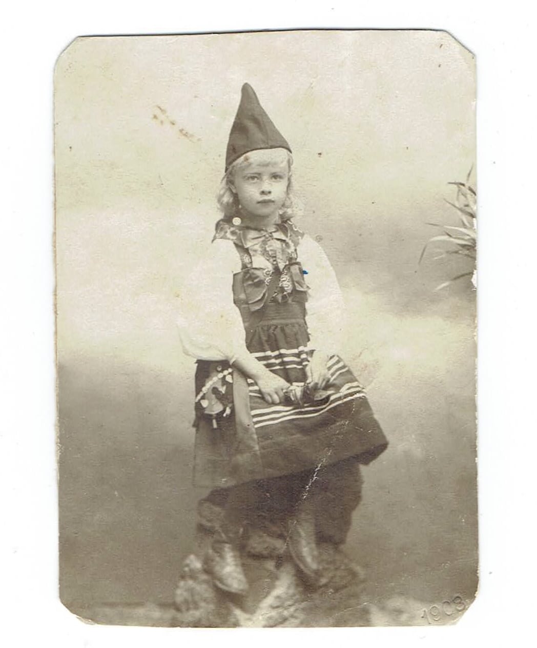 Лиля Котюхова в шведском костюмчике, 1908 год, Роннебю. (Личный архив)