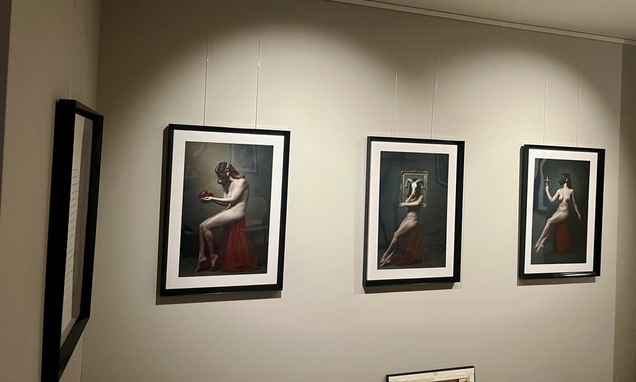 Вид на выставку арт-фотографа Люции Кёниг «Ритуалы идентификации». Галерея Анны Бушумовой. Цюрих, февраль 2025 г.  (© Galerie Anna Bushumova)