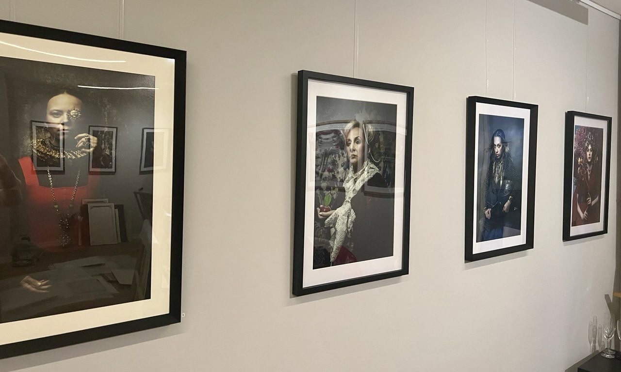 Вид на выставку арт-фотографа Люции Кёниг «Ритуалы идентификации». Галерея Анны Бушумовой. Цюрих, февраль 2025 г.  (© Galerie Anna Bushumova)