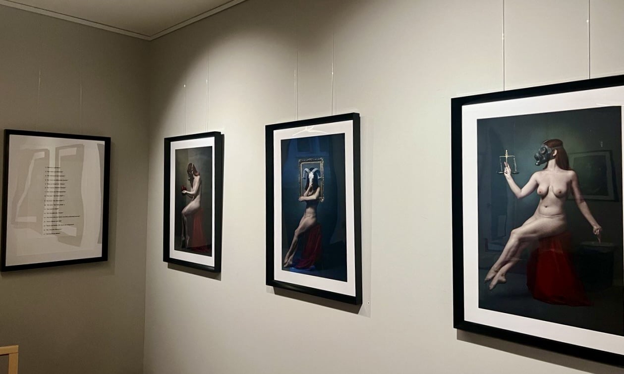 Вид на выставку арт-фотографа Люции Кёниг «Ритуалы идентификации». Галерея Анны Бушумовой. Цюрих, февраль 2025 г.  (© Galerie Anna Bushumova)