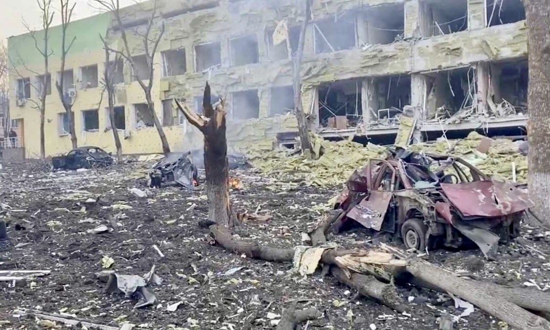 Последствия авиаудара по детской больнице и родильному дому в Мариуполе. 9 марта 2022 г. (© armyinform.com.ua / Creative Commons Attribution 4.0 International)