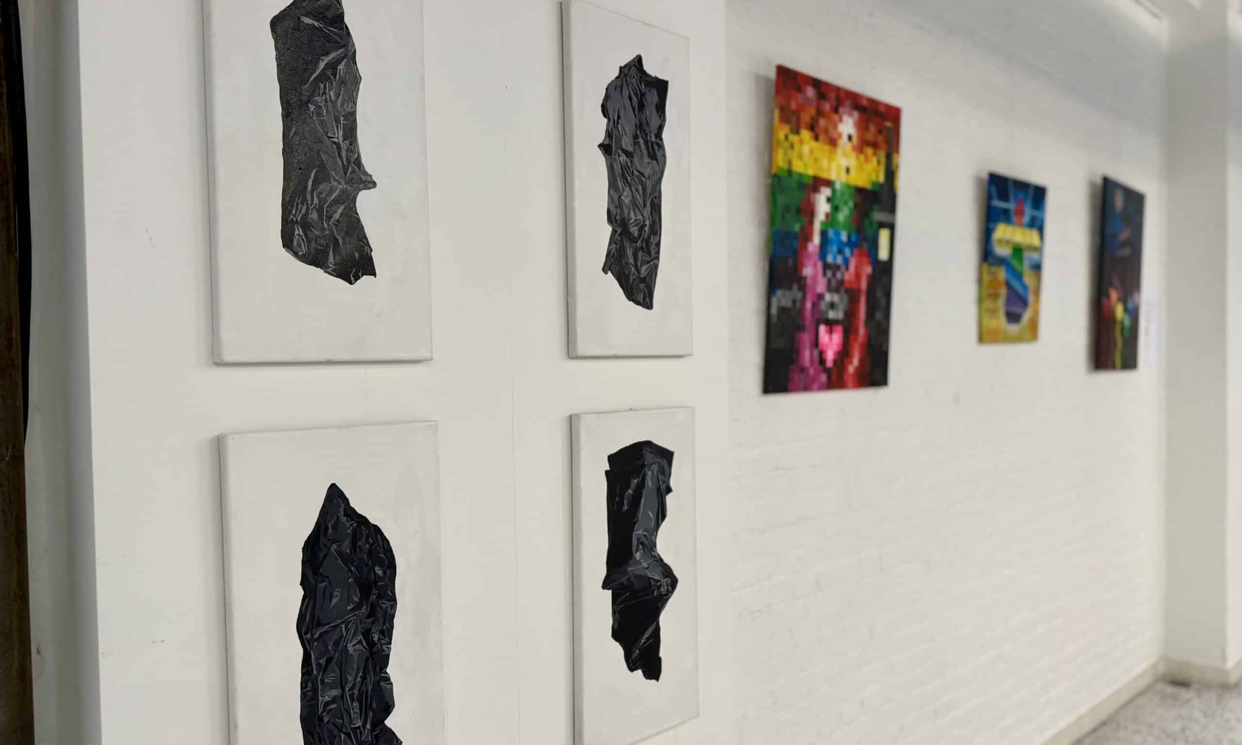 Выставка «Женщины против Кремля» является честью художественного проекта «Художники против Кремля». Брюссель, 8-9 апреля 2025 г. (© forall.swiss)