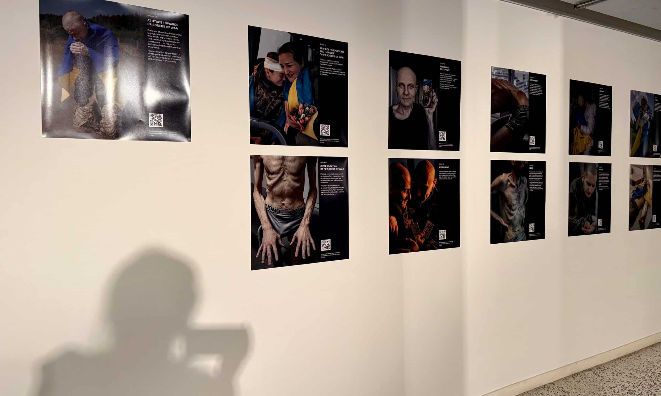 Фотографии для выставки «Узники войны» предоставил Координаційний штаб з питань поводження з військовополоненими, Україна. Брюссель, 8-9 апреля 2025 г. (© forall.swiss)