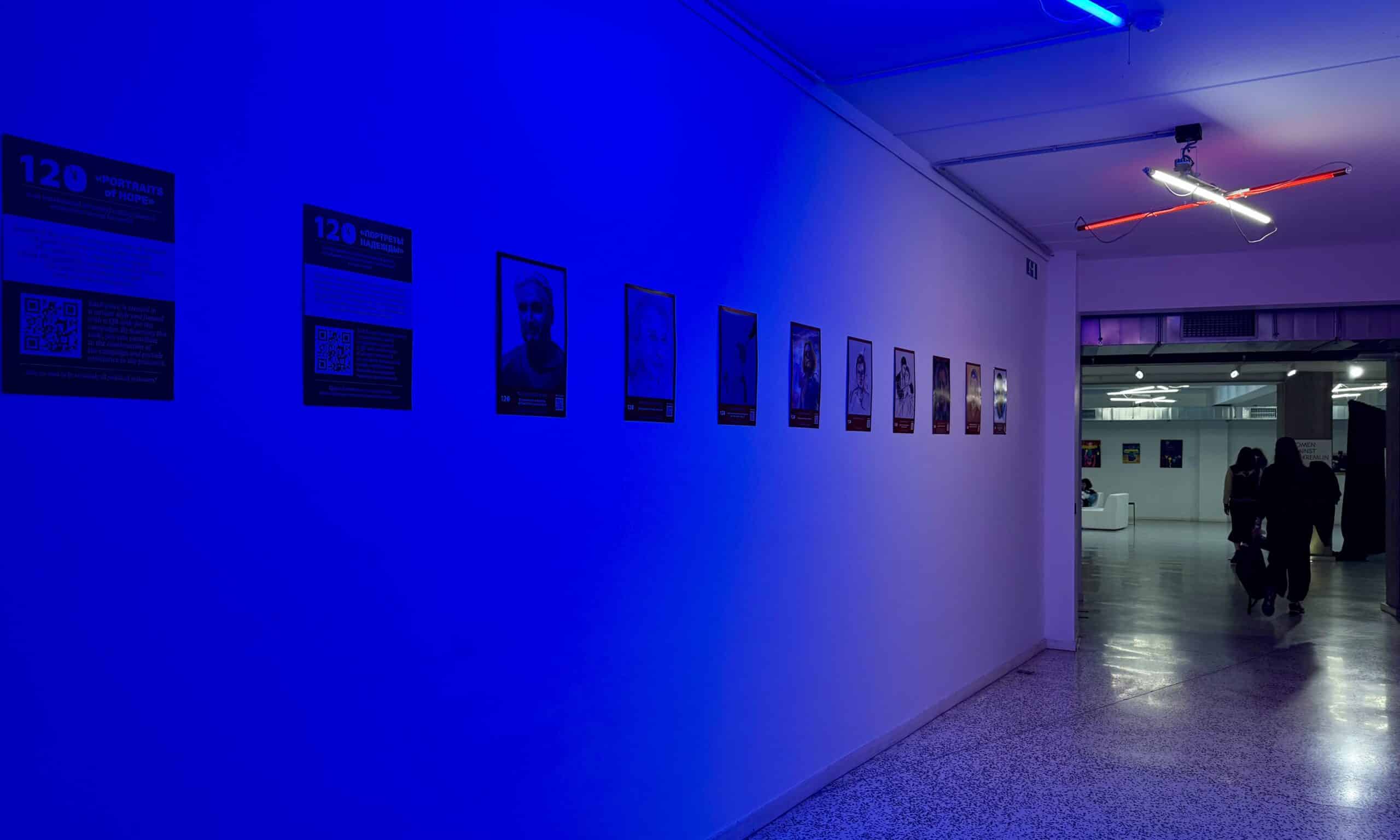 Вид на выставку «Портреты надежды». Брюссель, 8-9 апреля 2025 г. (© forall.swiss)