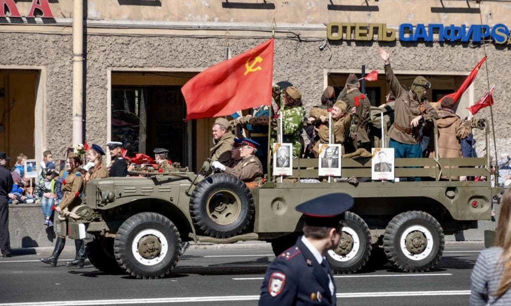 На марше российского национал-патриотического движения «Бессмертный полк». Санкт-Петербург, 9 мая 2018 г. (© Florian Wiedemann)