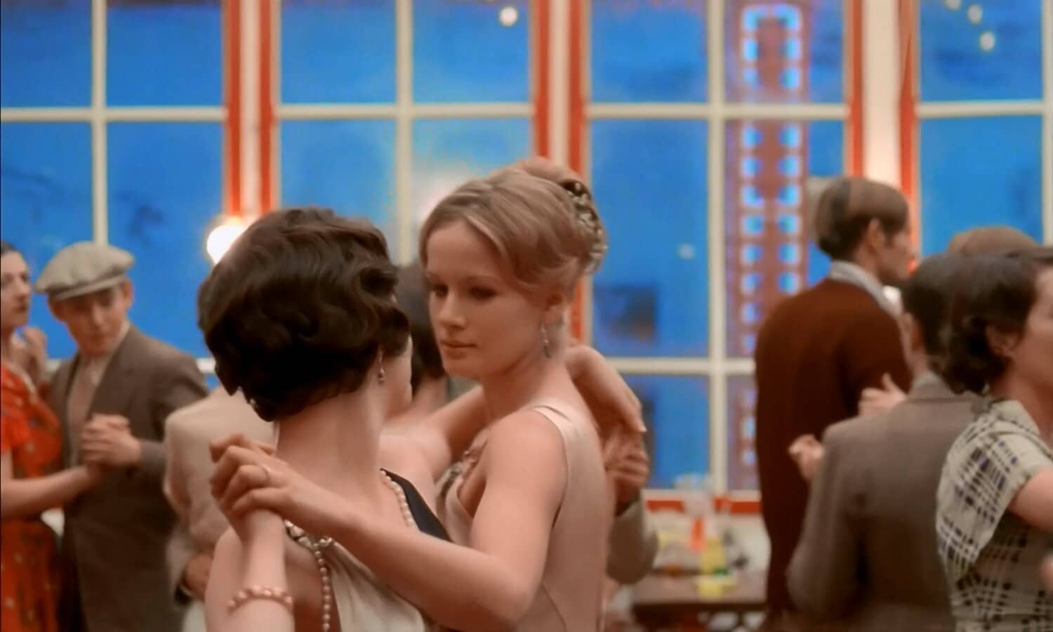 Анна пытается соблазнить Джулию. Анна Квадри (Доминик Санда). Политическая драма Бернардо Бертолуччи «Конформист», 1970 г. Стоп-кадр. (Courtesy Photo)