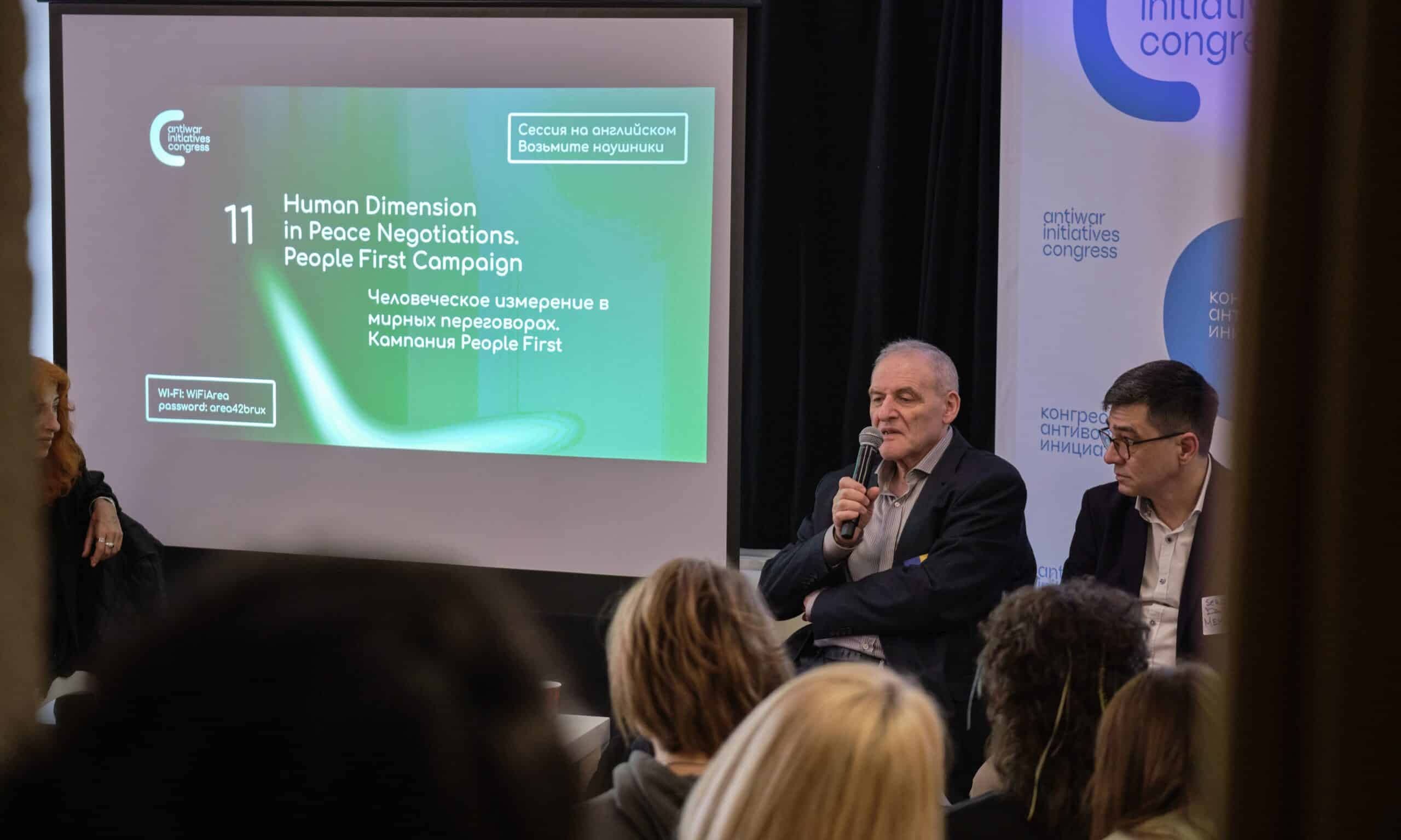 Евгений Захаров и Сергей Давидис, руководитель правозащитного проекта «Поддержка политзаключенных. Мемориал», в списках которого на 12 мая этого года 946 фамилий, в действительности политзаключенных в России гораздо больше. Конгресс Платформы антивоенных инициатив. Брюссель, 8-9 апреля 2025 г. (© https://platforma.international/)