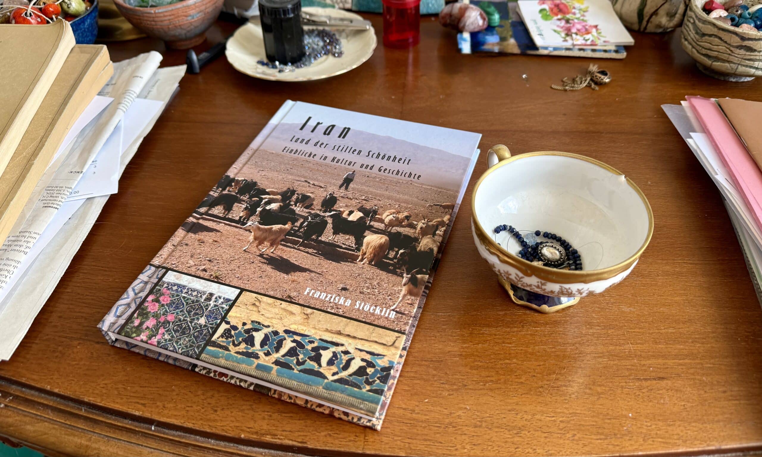 Книга об иранской культуре и истории, написанная и изданная Франциской Штёклин. Цюрих, 29 мая 2025 г. (© forall.swiss)