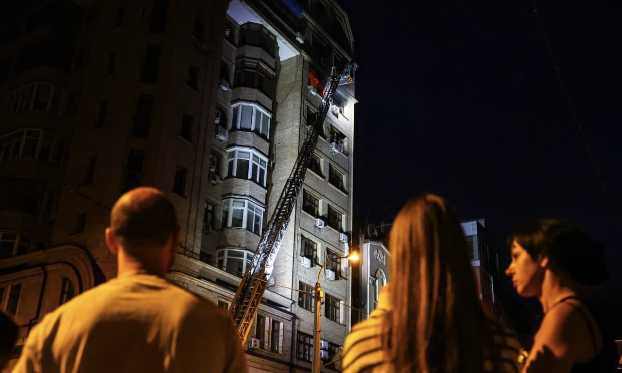 На месте падения дронов и их обломков побывал корреспондент Радио Свобода Сергей Нужненко. Киев, 10 июля 2025 г. (© Sergii Nuzhnenko / Radio Svoboda, RFE / RL)