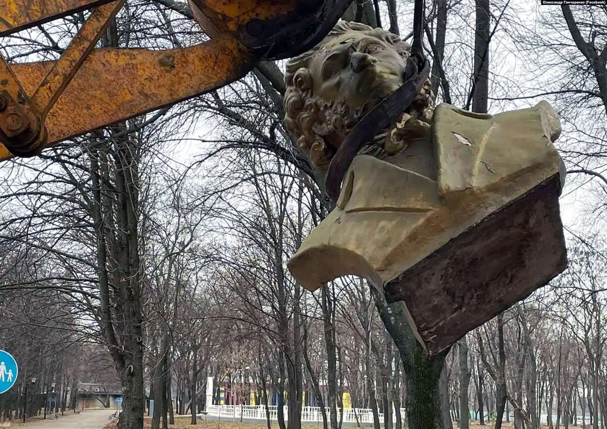 Le monument à Alexandre Pouchkine déboulonné à Kramatorsk, dans la région de Donetsk, le 30 décembre 2022 (Le maire de la ville Oleksandr Hontcharenko)