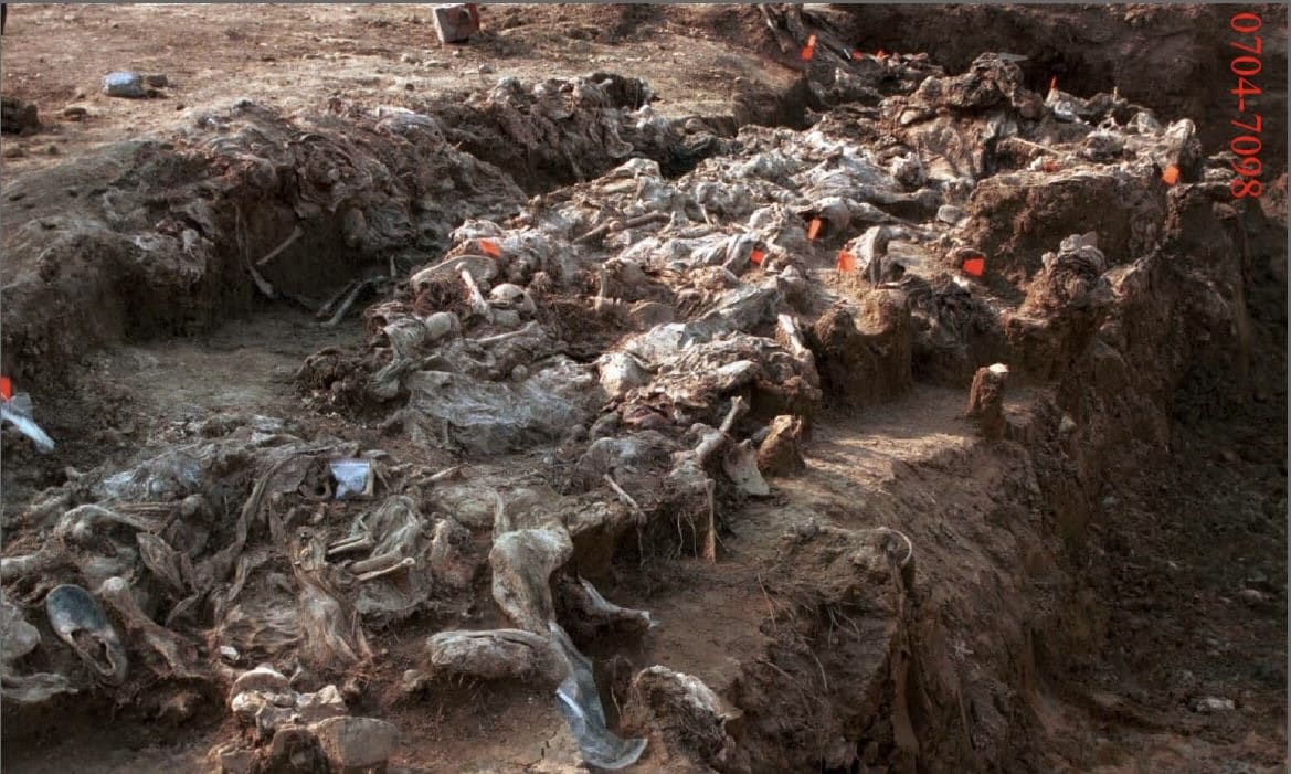Eines der exhumierten Massengräber der Opfer des Völkermords an Muslimen in Srebrenica. Foto aufgenommen am 21. Mai 2015 (©️ Internationaler Strafgerichtshof der Vereinten Nationen für das ehemalige Jugoslawien / Creative Commons Attribution 2.0 Generic)