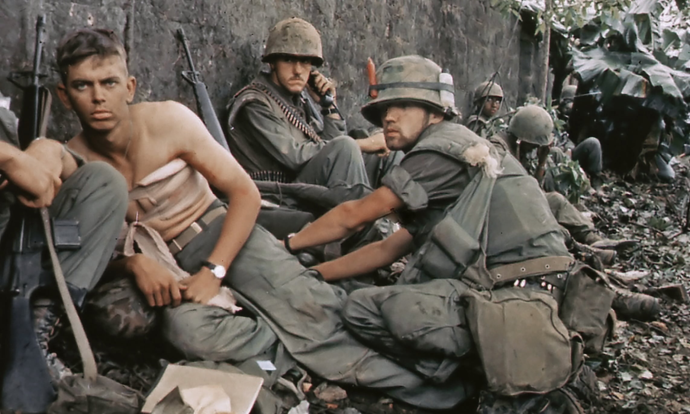 Раненый морской пехотинец во время операции в городе Хюэ, Operation Hue City 1968 год. (Общественное достояние)