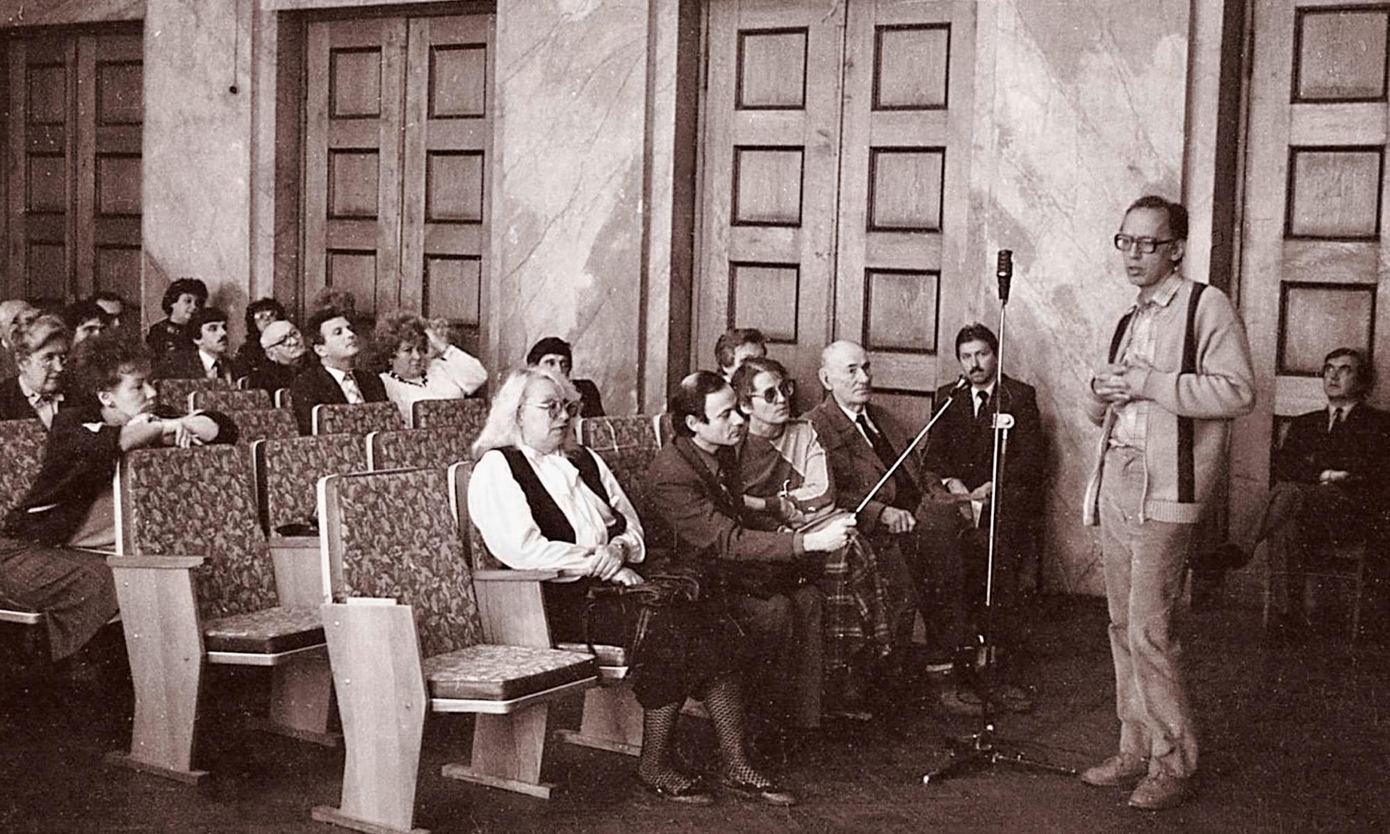Фестиваль современной музыки. У микрофона Валентин Сильвестров. Харьков, 1989 г. (Фото Ю. Щербинина / Личный архив)