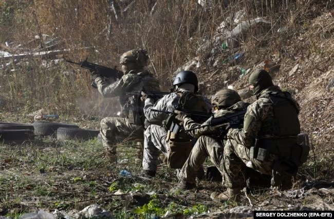Военнослужащие ВСУ тренируются на полигоне под Киевом (Sergey Dolzhenko / EPA-EFE)