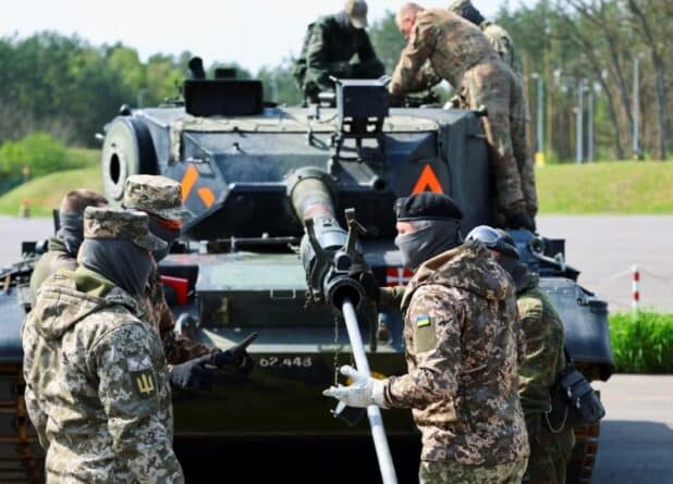 Не только деньги и оружие. ЕС планирует новые формы помощи Украине