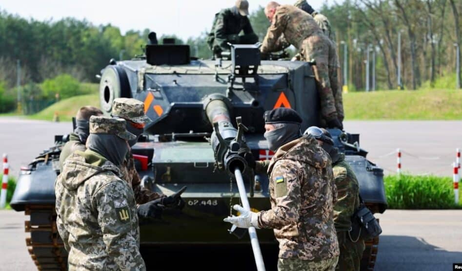 Не только деньги и оружие. ЕС планирует новые формы помощи Украине