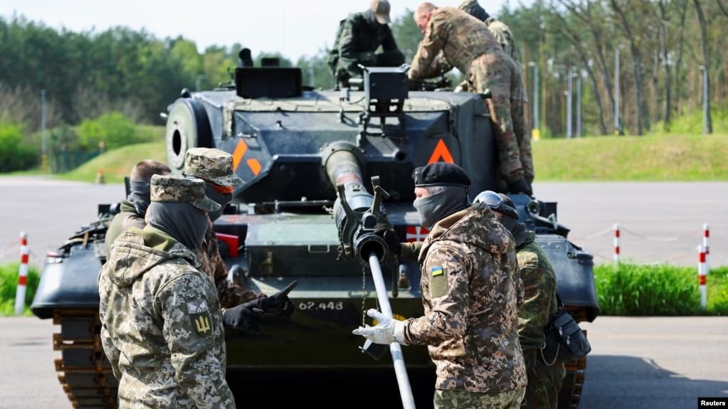 Не только деньги и оружие. ЕС планирует новые формы помощи Украине