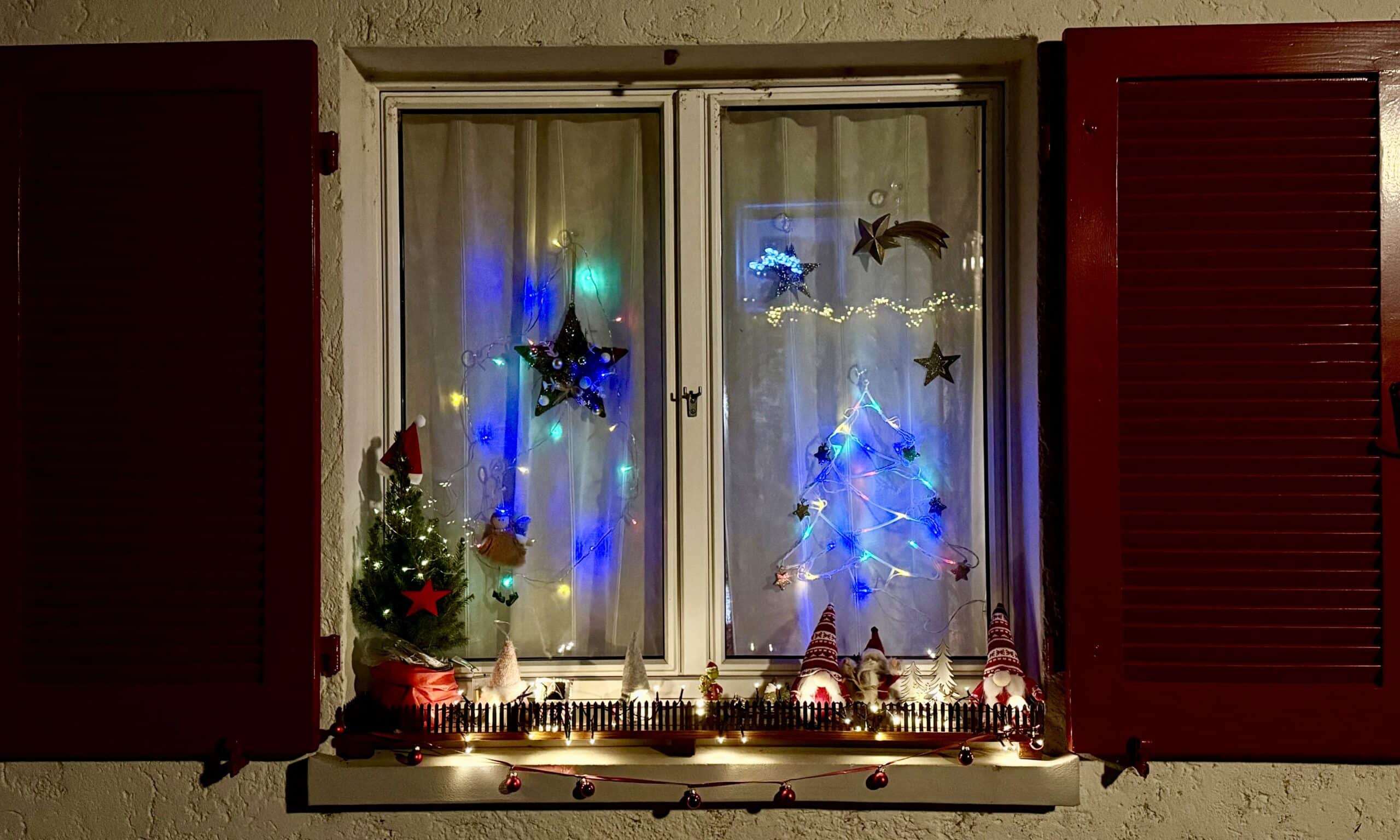 «И в догонялки с декабрём / К нам Рождество стучится в дом!» Цюрих, 19 декабря 2025 г. (© forall.swiss)