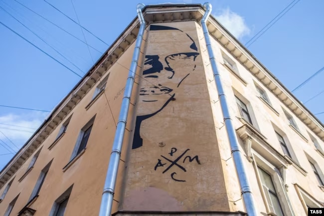 Граффити с портретом Хармса на стене дома в Санкт-Петербурге, где он жил с 1926-го по 1941 годы на улице Маяковского, 11 в квартире № 8 (© TASS)