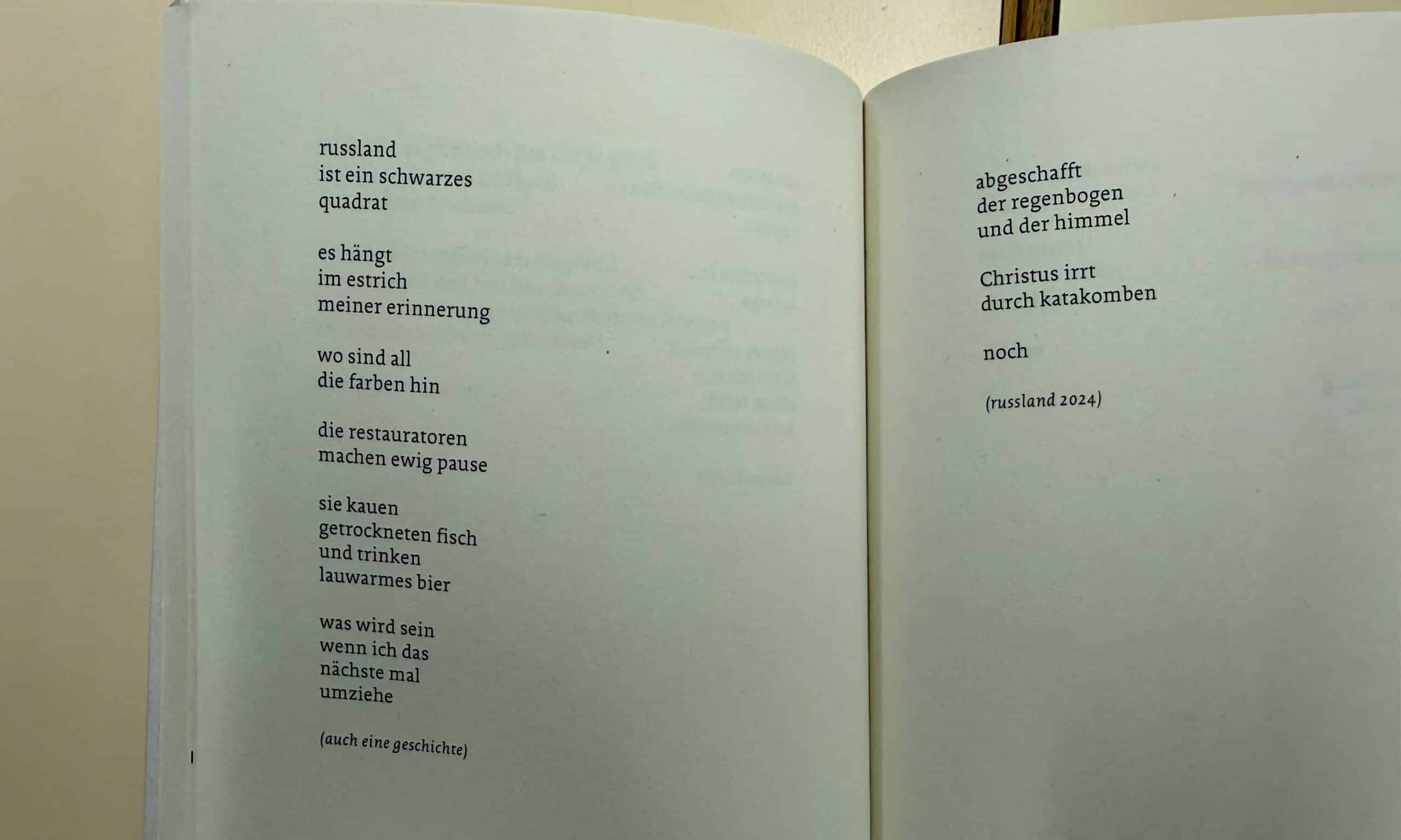 В поэтическом сборнике доктора философии Даниэля Хензелера «Restwärme» возникает образ России как чёрного квадрата. Берн, 6 декабря 2025 г. (© forall.swiss)