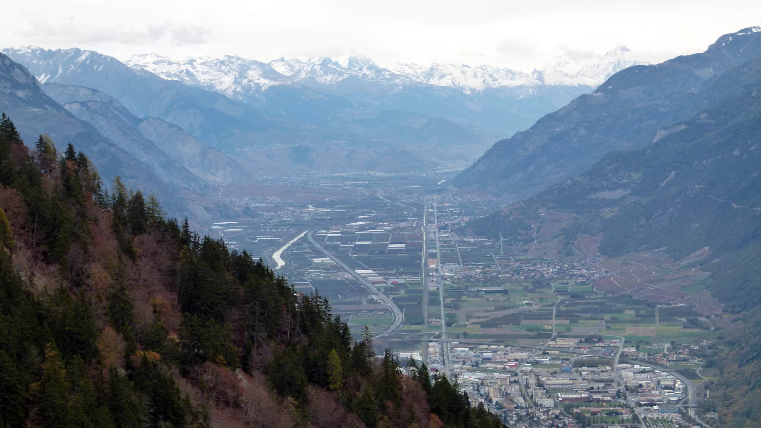 Вид на долину Роны из Мартиньи. Наибольший прирост населения в 2023 году был зафиксирован в кантонах Вале (на фото, +2,4%), Шаффхаузен и Ааргау (по +2,2%). 31 октября 2012 г. (Brücke-Osteuropa / Общественное достояние)