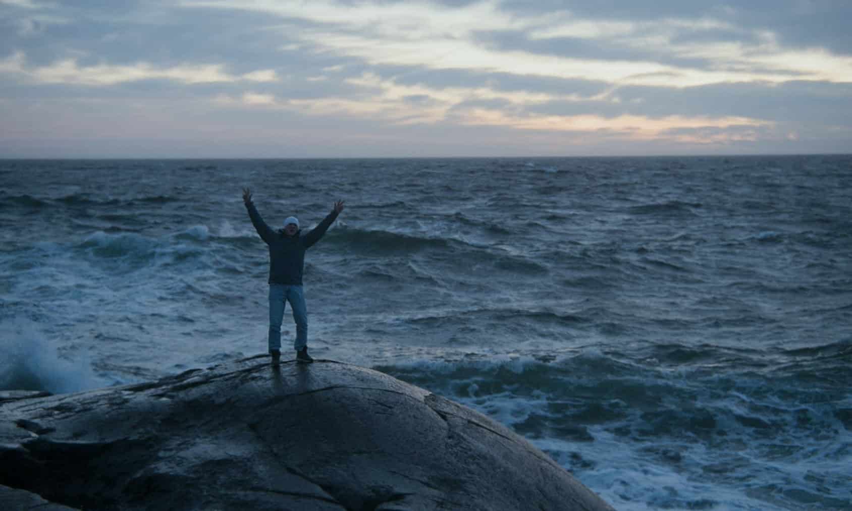 «Заблудший наёмник»: странник перед морем жизни. Мартин Йосс, Константин Шишкин. Швейцария, 2025 г. (© C-Films AG / SRF Schweizer Radio und Fernsehen)