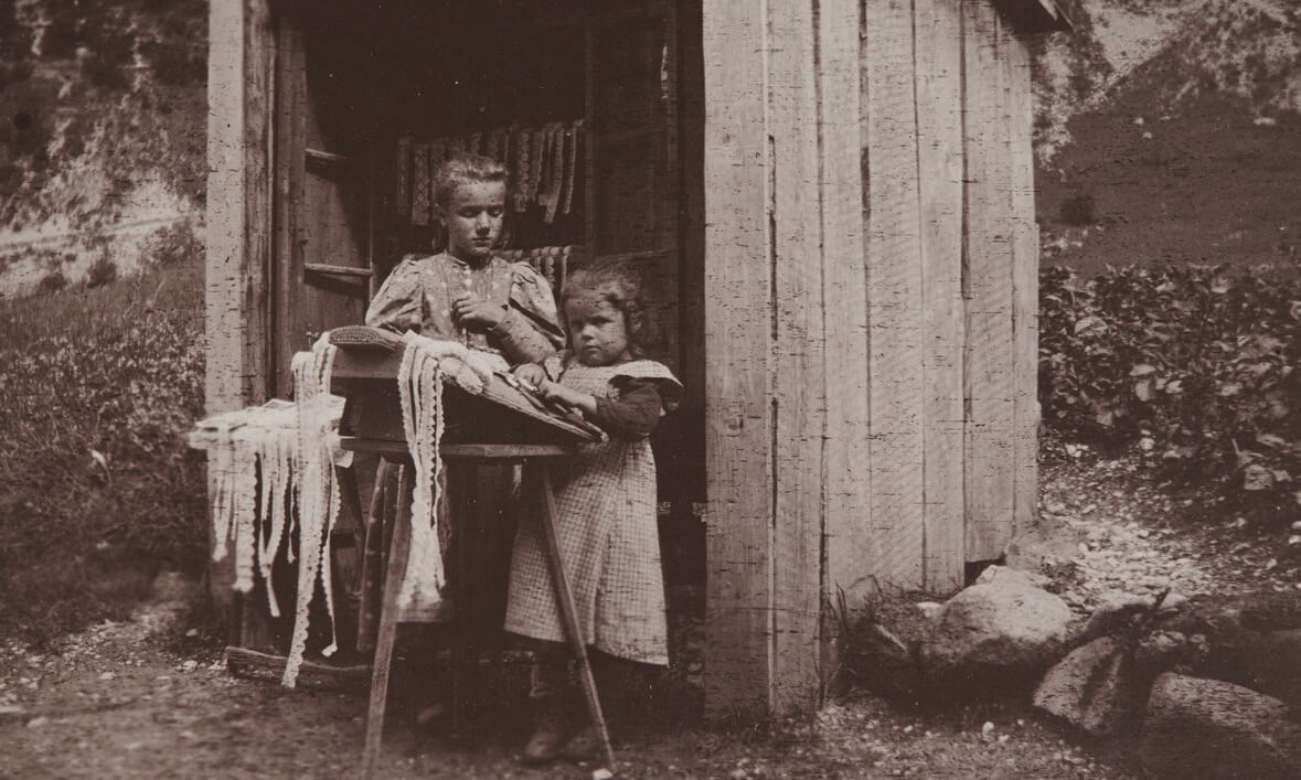 Маленькие кружевницы, около 1900 года, Бернское высокогорье. (© Swiss National Museum)