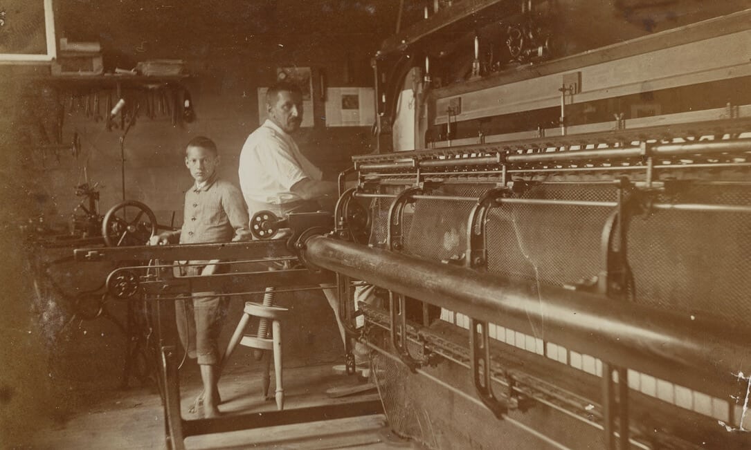 Взрослый и ребенок у ткацкого станка, около 1912, вероятно Аппенцелль. (© Swiss National Museum)