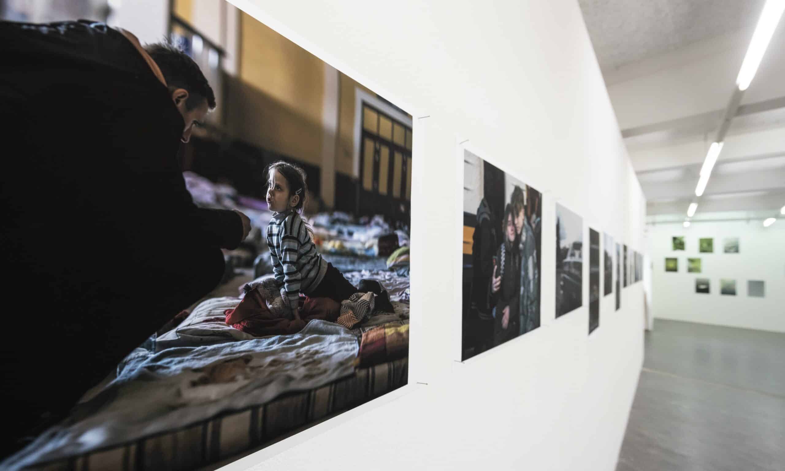 На фотовыставке «Часы войны». Photobastei Zurich, 15 января – 23 февраля 2026 г. (© Patrick Lüthy)