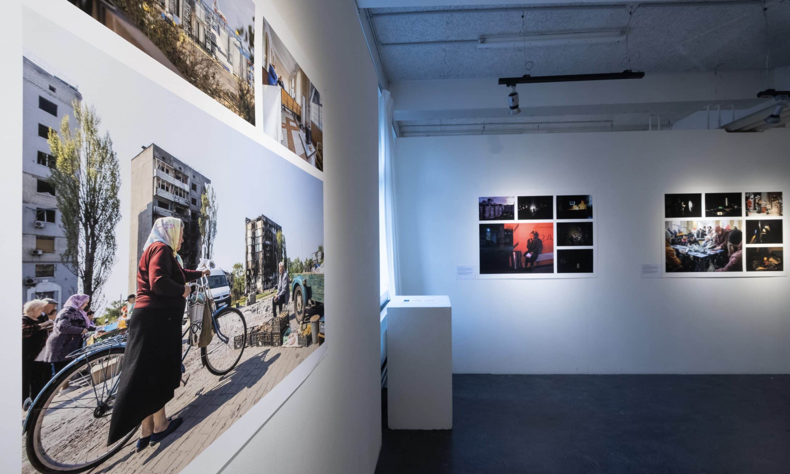 На фотовыставке «Часы войны». Photobastei Zurich, 15 января – 23 февраля 2026 г. (© Patrick Lüthy)