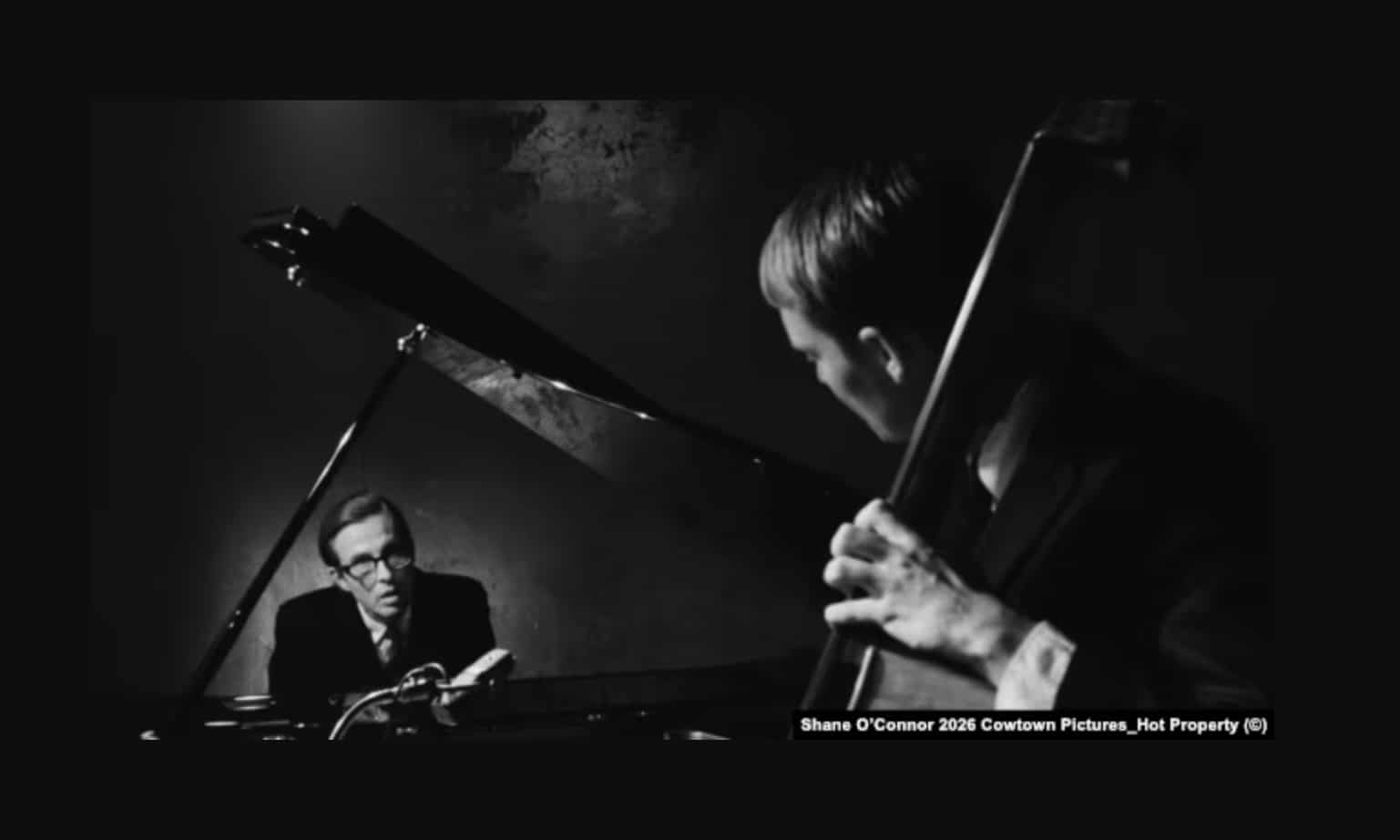 Андерс Даниельсен Ли в роли Билла Эванса (© Shane O’Conner 2026 Cowtown Pictures Hot Property)