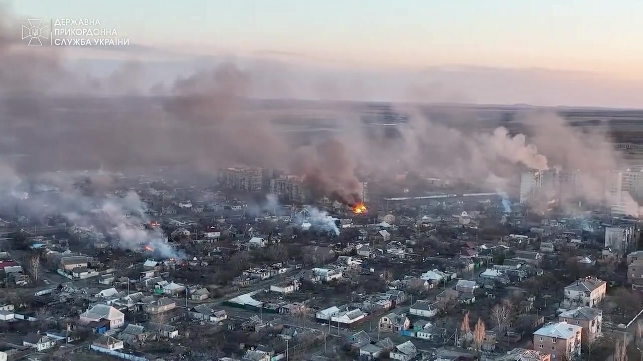 Разрушенные российскими артобстрелами жилые кварталы в южно-западной части Бахмута, Украина, апрель 2023 г. (Государственная пограничная служба Украины / dpsu.gov.ua)