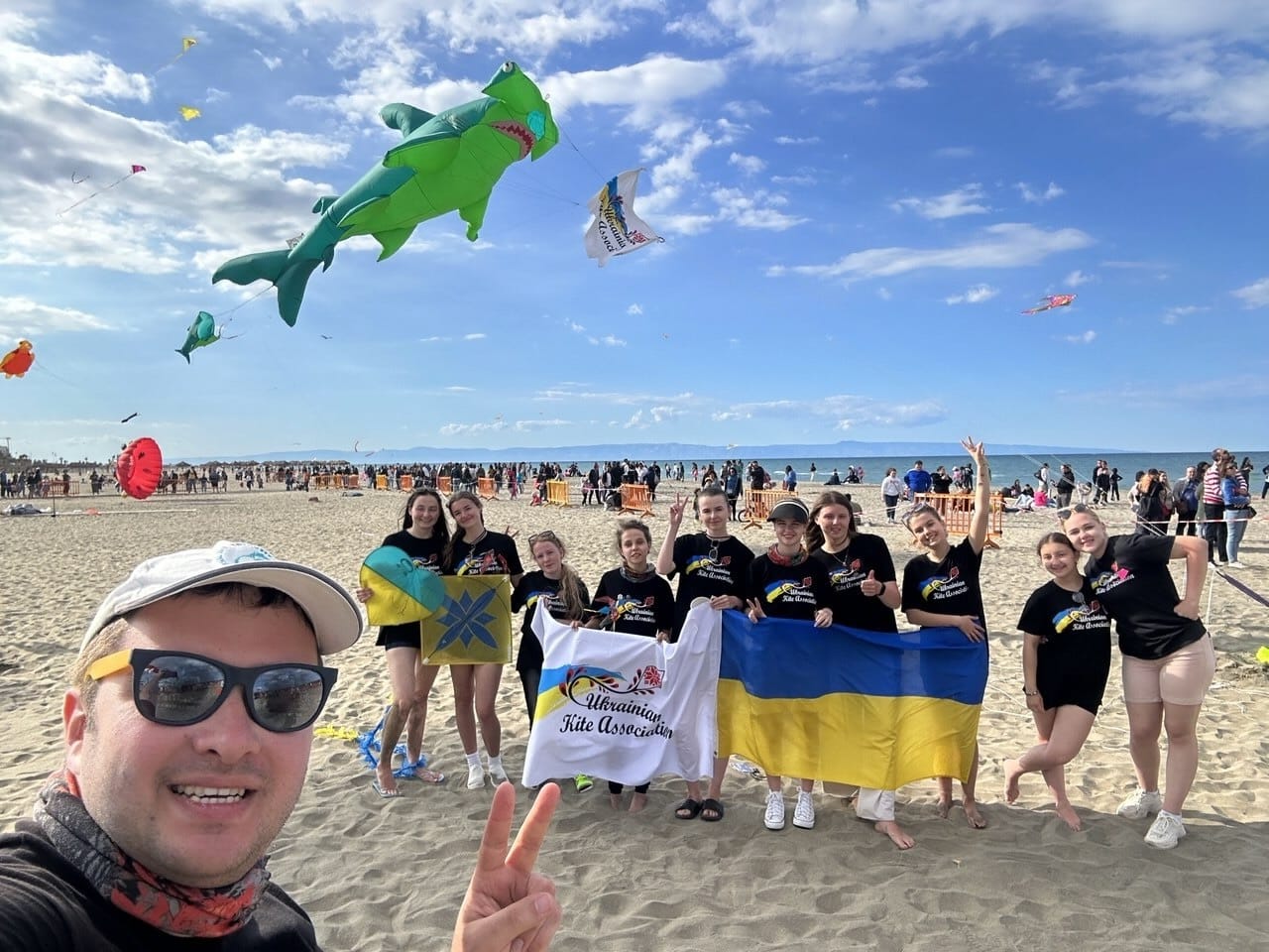 З Національною підлітковою збірною України з кайтфлаїнгу, створеною Українською асоціацією повітряних зміїв у 2023 році. Міжнародний фестиваль повітряних зміїв у Маргеріта-ді-Савоя. Італія, 2024 р. (Особистий архів / Courtesy photo)