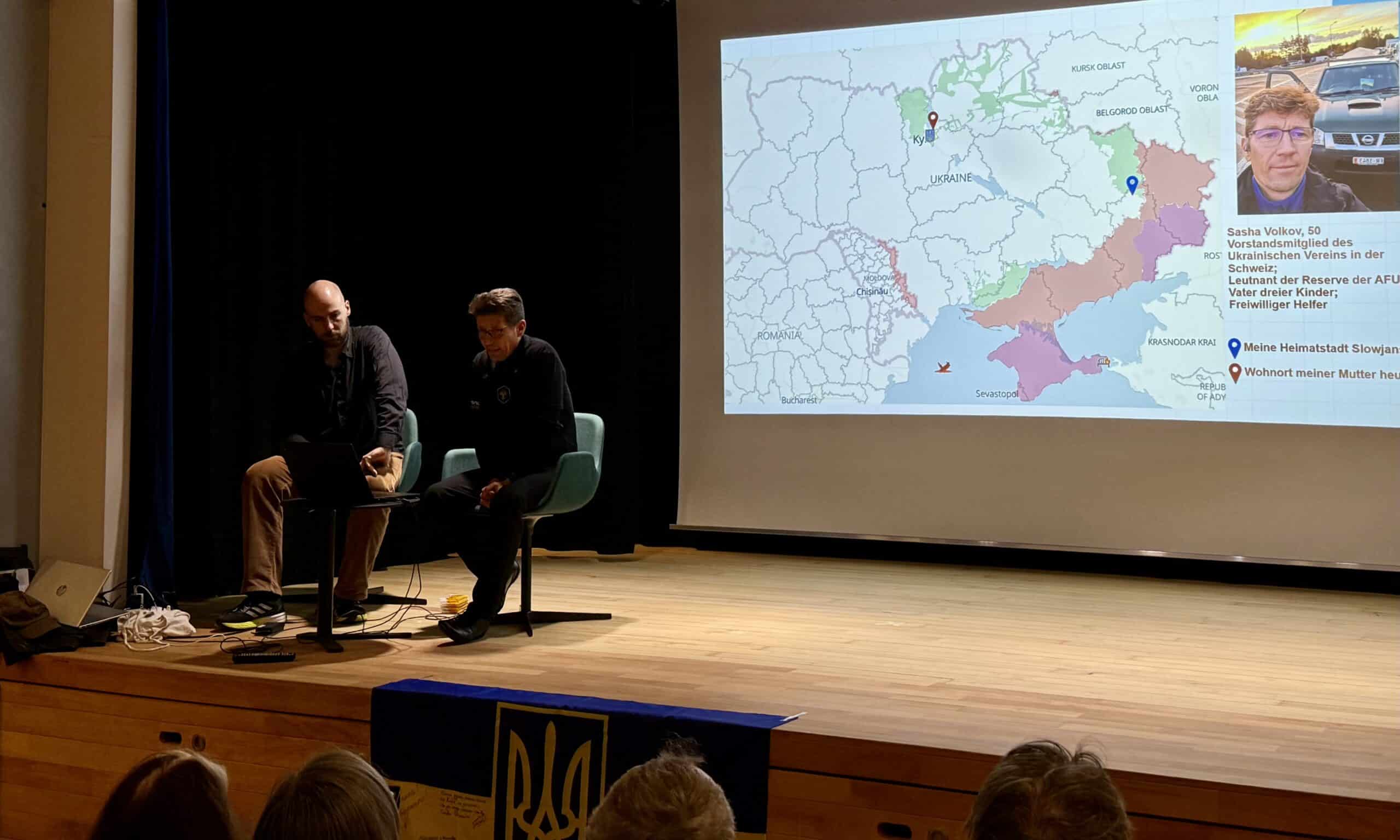 Йона Нейдхар и Саша Волков на встрече «Реальная война: какой опыт и уроки может дать Швейцарии война России против Украины». Цюрих, 14 апреля 2026 г. (© forall.swiss)