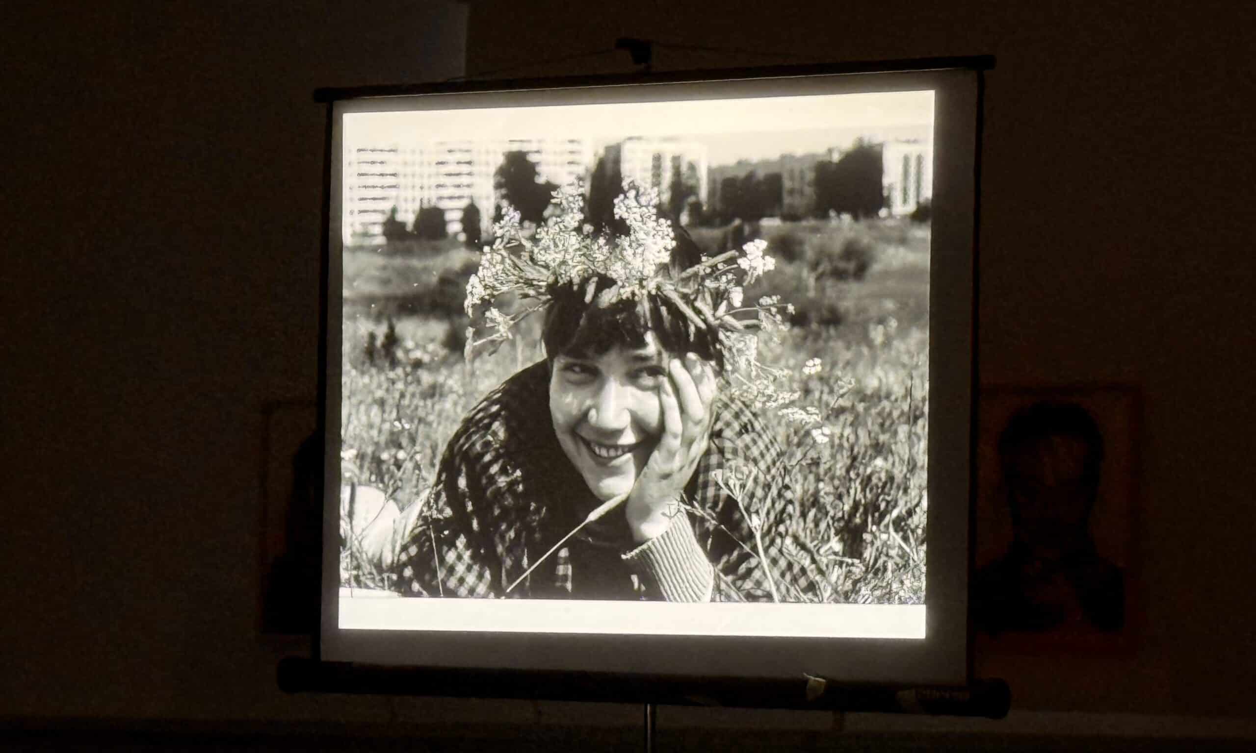 Елена Квактун-Кисслинг на снимке Жан-Жака. Встреча в клубе «Мы живем в Цюрихе». Цюрих, 4 июня 2026 г. (© forall.swiss)
