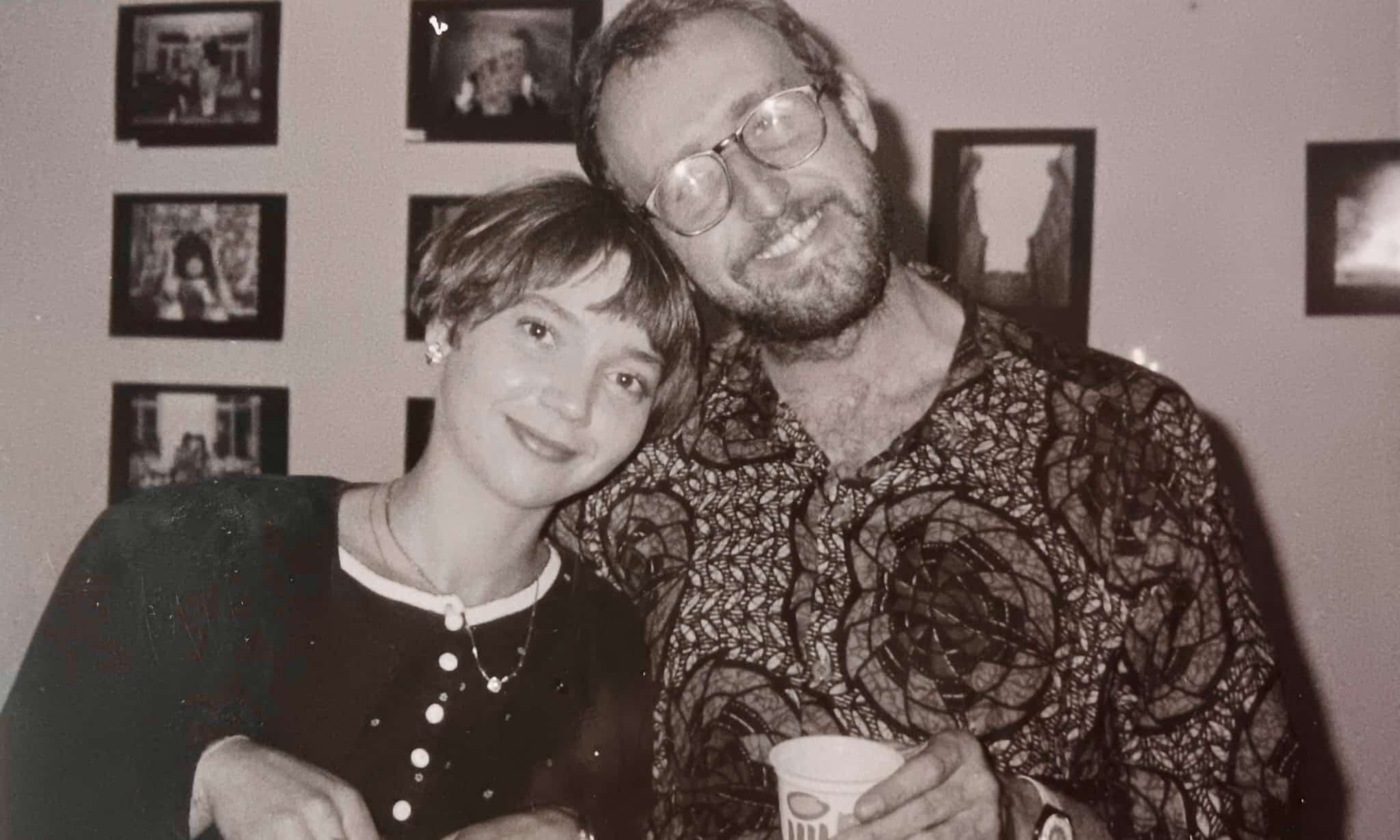 Елена и Жан-Жак на фоне выставки на Пушкинской 10 в галерее «103». Санкт-Петербург, сентябрь 1994 г. (© Личный архив / Courtesy Photo)