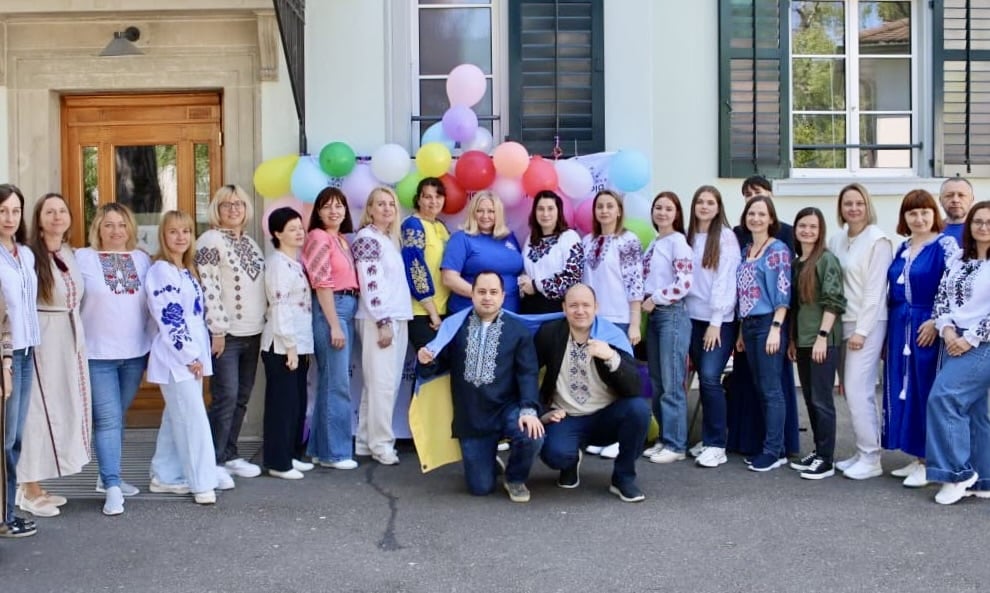 Талановиті вчителі з творчим запалом і любов’ю готуються до кожного уроку. (© Українська школа «Мрія» у Швейцарії)