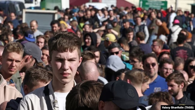 Люди у КПП «Верхний Ларс» на российско-грузинской границе. Через этот участок россияне спасались от мобилизации. (© Valery Sharifulin / TASS)