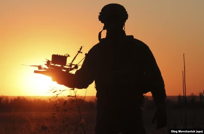 Украинский военнослужащий держит в руках FPV-дрон, Запорожская область, 25 сентября 2025 года (© Oleg Movchaniuk / epa)