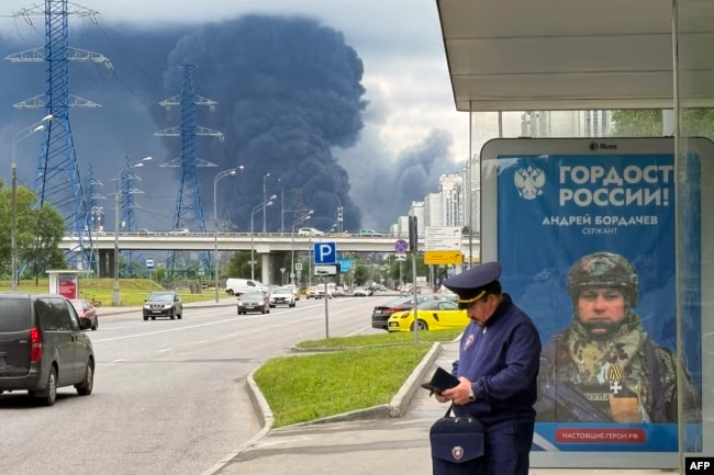 Московский НПЗ горит после украинского удара, 18 июня 2026 года (© AFP)