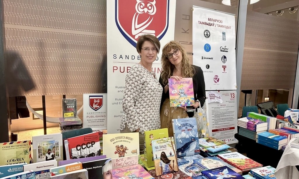 Анна Сандермоен и Анна Морлан-Стысис, хозяйка книжного магазина Kvartira в Бруклине, где продаются в том числе книги Sandermoen Publishing, на ярмарке «Пражская книжная башня». 2025 г. (Personal Archive / Courtesy Photo)