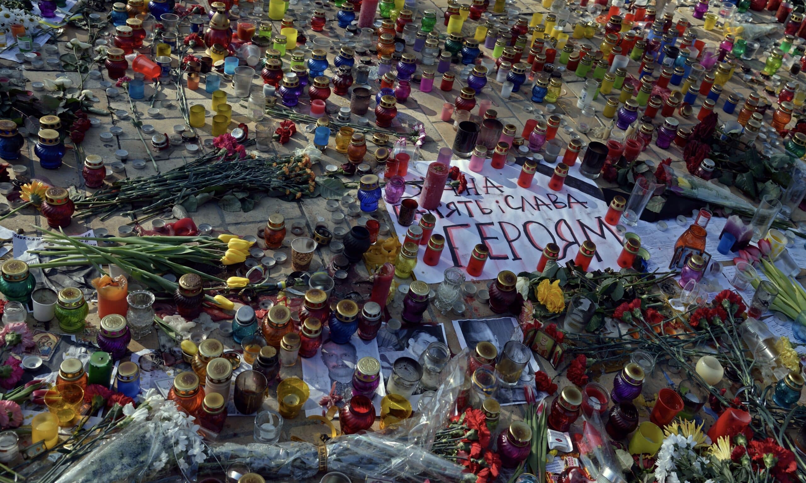 В память о людях, погибших во время Евромайдана. Софийская площадь. Киев, 24 февраля 2014 г. (© Ввласенко / Creative Commons Attribution-Share Alike 3.0)