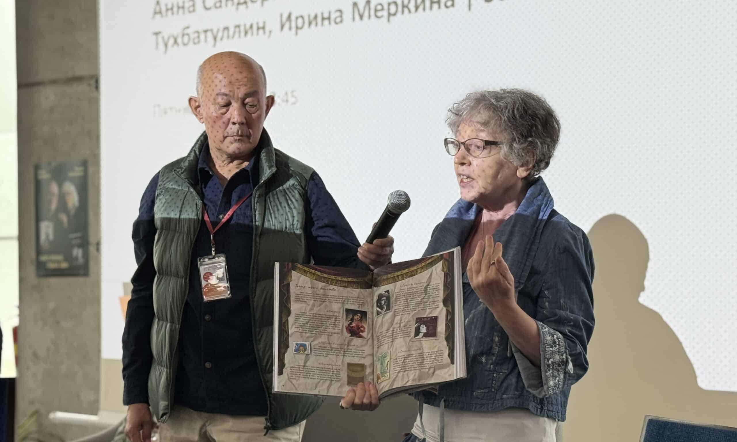 Правозащитник Фарид Тухбатуллин и Ирина Меркина на международной ярмарке «Пражская книжная башня». Прага, 2026 г. (© forall.swiss)