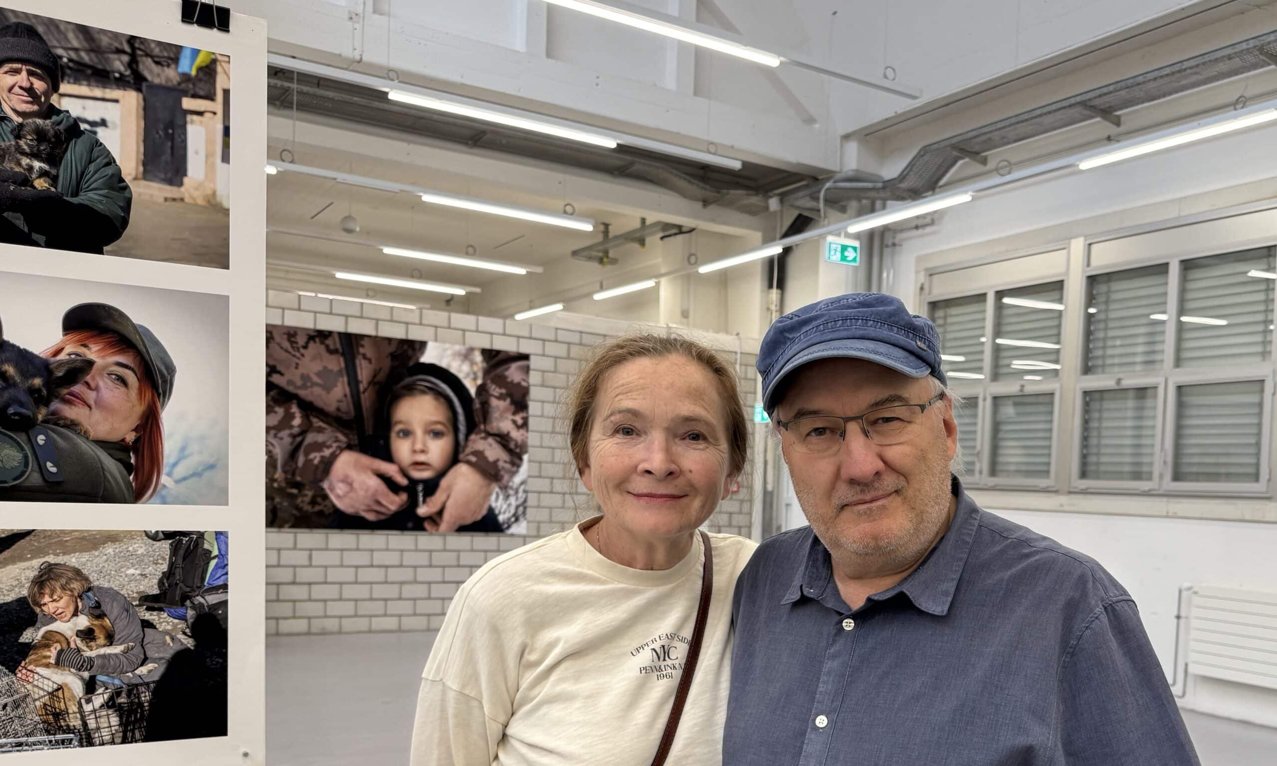 Марина Охримовская и швейцарский фотограф Патрик Люти (Patrick Lüthy) на выставке «Часы войны». Цуг, 4 октября 2026 г. (© forall.swiss)