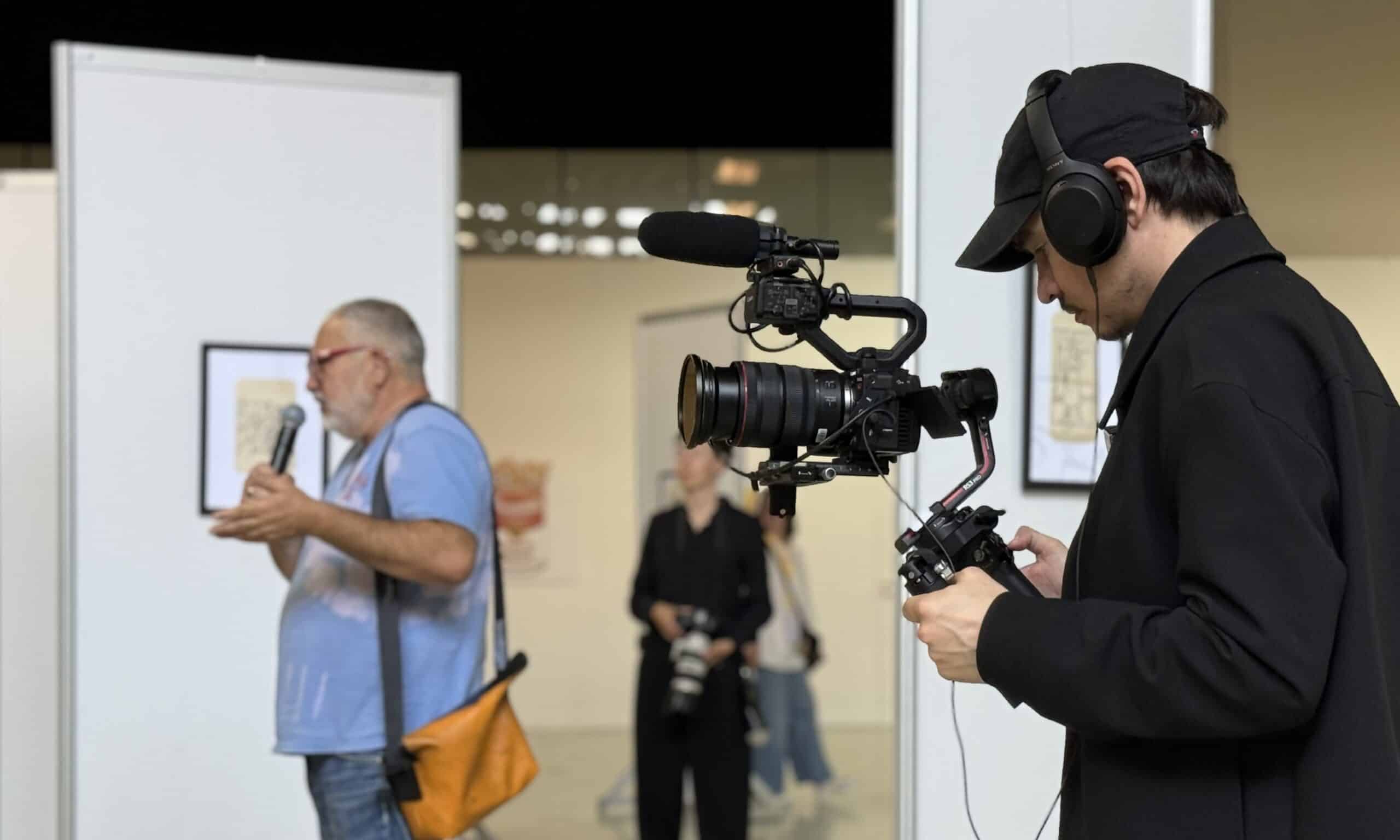 Марат Гельман открывает выставку Бориса Ефимова. Форум свободной культуры СловоНово. Кипр, Лимасол. 23-25 октября 2026 г. (© forall.swiss)